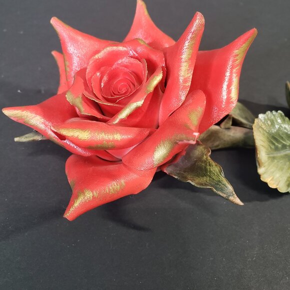 Beautiful Vintage Capodimonte Fine Porcelain Red and Gold Rose Figurine 7" - Picture 3 of 10